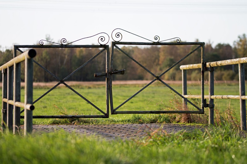 Which Metal Farm Gates Are Better, Steel or Aluminum?